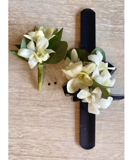 White Simplicity Corsage or Boutonnieretenn